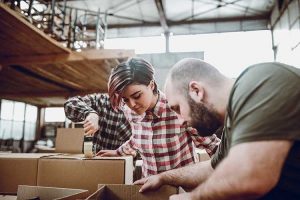 Lagerarbeiter beim Verpacken von Warensendungen